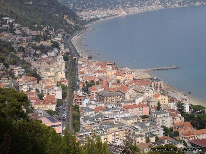 Hotel Mignon 50 Mt Dalla Spiaggia E Dall'Isola Pedonale Аласио Екстериор снимка