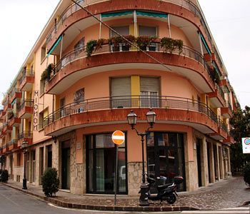 Hotel Mignon 50 Mt Dalla Spiaggia E Dall'Isola Pedonale Аласио Екстериор снимка